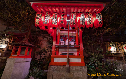 Yasaka-Shrine-PXL 20241110 101718275